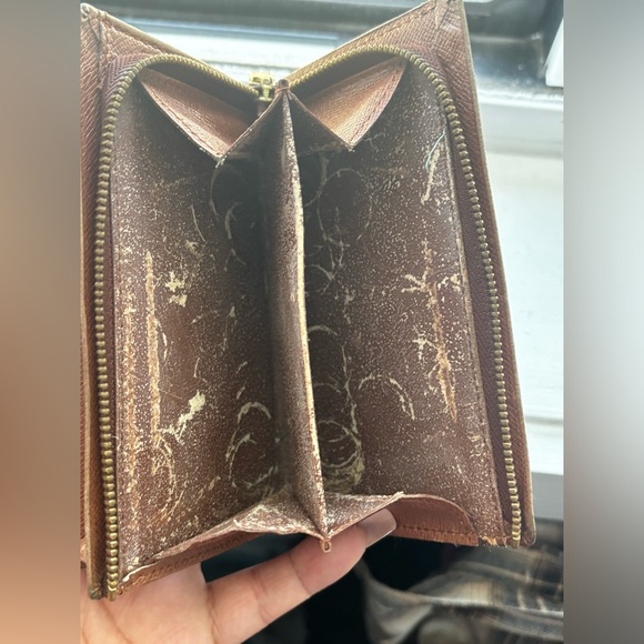 Authentic LV Wallet - Picture 4 of 10